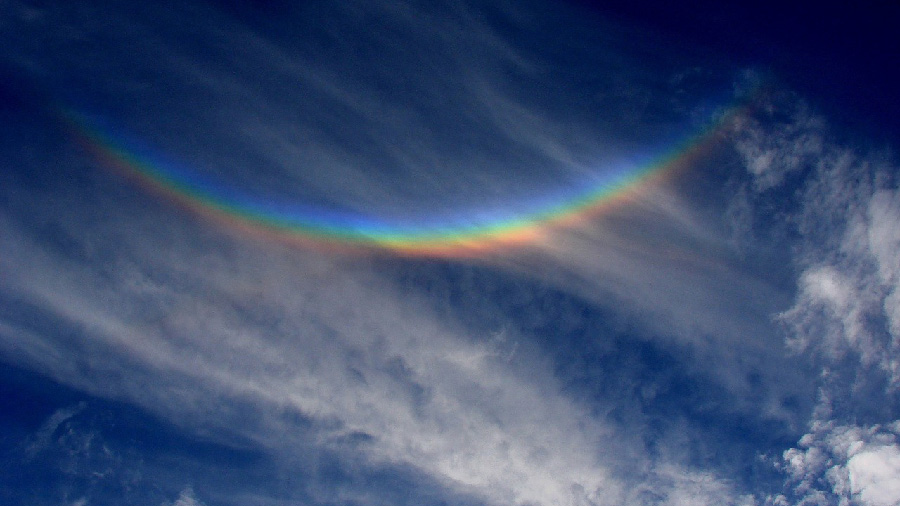 環天頂アークの虹から「環」のイメージ