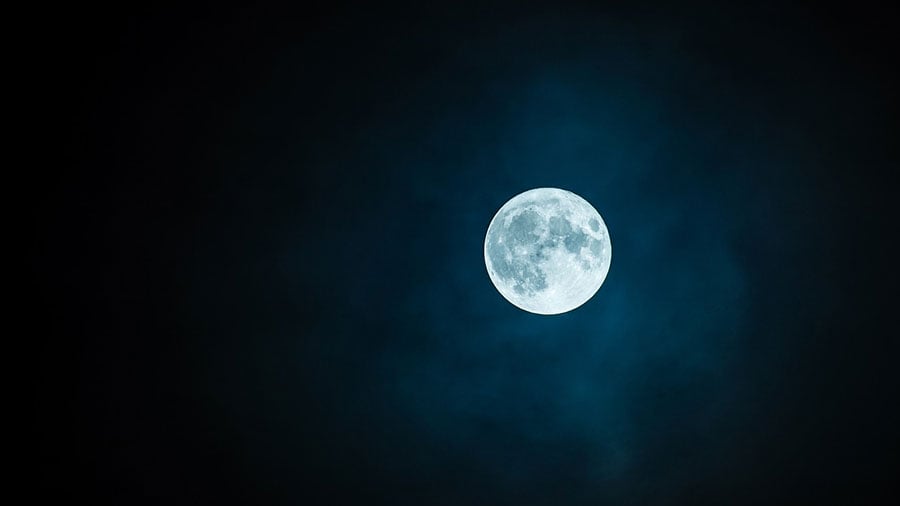 夜空に浮かぶ「月」のイメージ