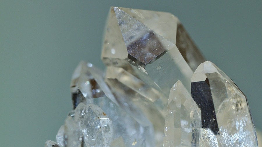 鉱物の「水晶（すいしょう）」のイメージ